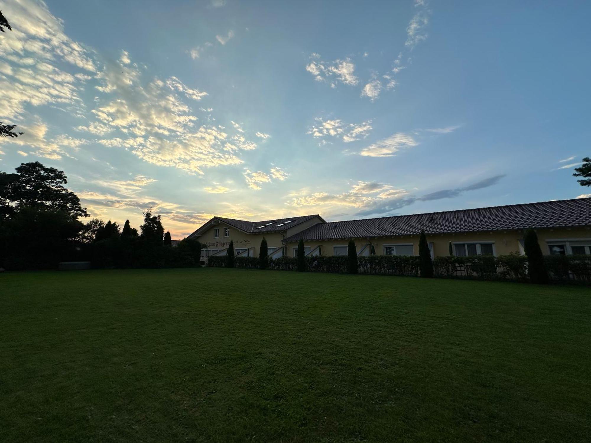 Hotel Zum Fliegerwirt Mengen Exterior photo